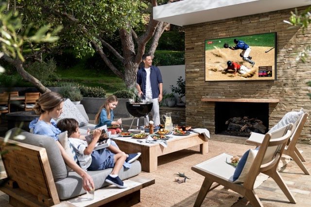 Smart TV Outdoor Inovatif: Samsung The Terrace