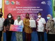 Tri Salurkan 15.000 Paket Kesehatan untuk Pasien Isolasi Mandiri Paket Kesehatan