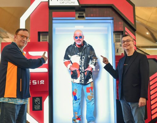 V2 Indonesia Perkenalkan Proto M Perangkat Komunikasi dan Media Holografik