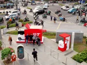 J&T Express Buru Penerima Paket Mobil Listrik di Sarinah