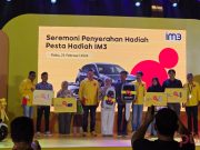 Indosat Serahkan Hadiah Pemenang Program Pesta Hadiah IM3