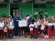 Telkomsel Salurkan Ratusan Sepatu dari Donasi Poin di Papua Telkomsel donasi sepatu papua