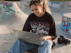 Rekomendasi Laptop dan Gadget Premium Lenovo untuk Hadiah Akhir Tahun 2025 Lenovo Yoga Slim 7i Aura Edition Fitur Smart