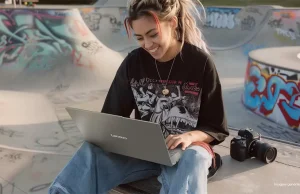 Rekomendasi Laptop dan Gadget Premium Lenovo untuk Hadiah Akhir Tahun 2025 Lenovo Yoga Slim 7i Aura Edition Fitur Smart