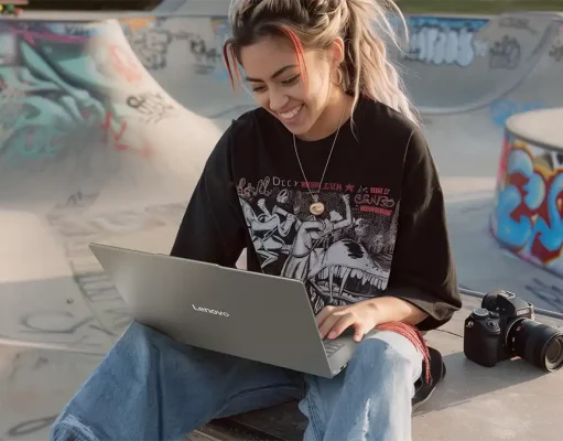 Rekomendasi Laptop dan Gadget Premium Lenovo untuk Hadiah Akhir Tahun 2025 Lenovo Yoga Slim 7i Aura Edition Fitur Smart