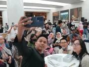 First Sale OPPO Reno13 Series, Diwarnai Antrian Panjang First Sale OPPO Reno13 Series Antrian panjang