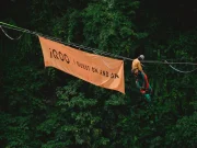 Pertama Kali! iQOO dan Atlet Highline Taklukkan Tumpak Sewu iQoo Tumpak Sewu