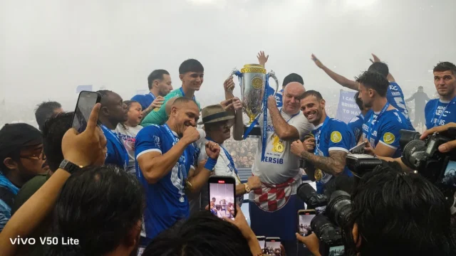 ponsel juara penikmat bola vivo V50 Lite