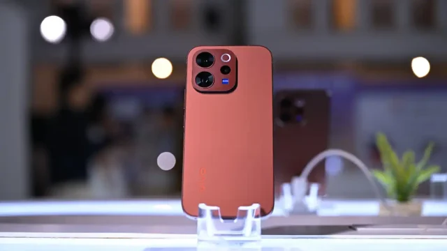 vivo V70 varian baru warna Sandalwood Brown vivo V70 varian baru warna Sandalwood Brown